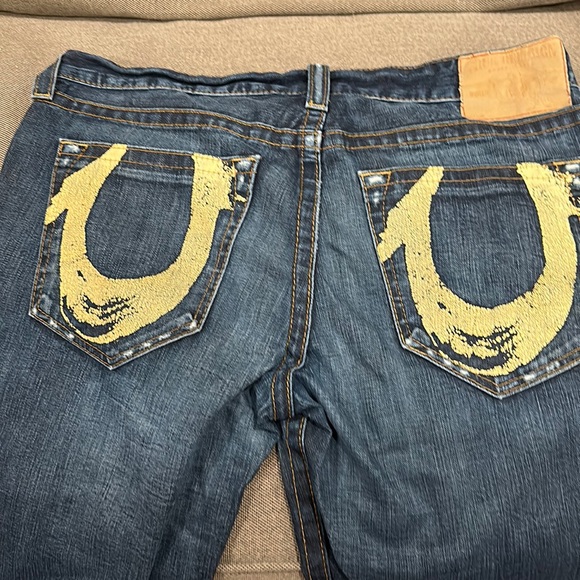 Men’s dark blue True Religion jeans with printed pockets. - Picture 1 of 2